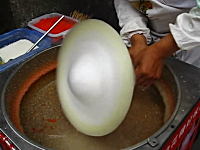 中国重慶の街でみっけた綿あめ屋台が凄い。民間工芸棉花糖好味道。