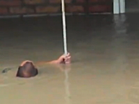 洪水に飲まれて必死に助かろうとしがみ付いていた男性が力尽きてしまう。