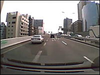 阪神高速で撮影された「あっぶねえ！」動画。出口を焦った車が急な車線変更
