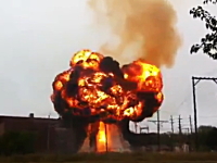 アメリカの変電所で火災が発生し爆発。空高く巨大な火の玉が上がる映像。