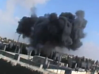 戦闘機から投下されたロケット弾が着弾するまでの様子が撮影された映像。