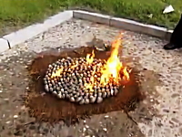 北朝鮮名物「ハマグリのガソリン焼き」の作り方。食材の上にガソリンを・・・。
