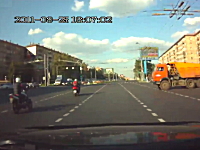 「あーーぶねー！」信号無視のトラックがバイクに突っ込む事故のドラレコ動画
