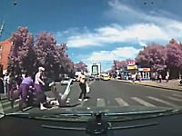 横断歩道を横断中の人たちにバイクが突っ込んでくる事故。ドラレコ動画