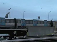 これはヤバイ。エクストリームすぎる高飛び込み。走る電車の屋根からどーん