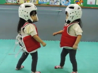ニッコリ動画。小さな双子ちゃんによるテコンドーのスパーリングが可愛い。