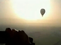 エジプトで熱気球が上空で炎上し墜落。日本人を含む19名が死亡した事故の映像。