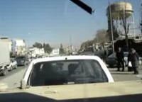 オラオラ！どけどけ！遅い車にぶつけまくる軍用車