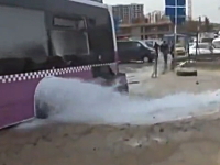 トルコで車と衝突したバスが消火栓に突っ込み大変な事になっているビデオ。