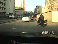 詐欺師のチームワーク動画。中国で当たり屋の犯行現場を撮影したビデオ。