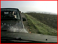 ロシアで撮影された死亡事故の瞬間。前の車を避けた車と正面衝突ドラレコ
