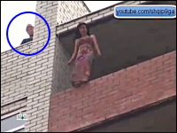 これはGJ動画。マンションから今にも飛び降りそうになっている女性を救助。