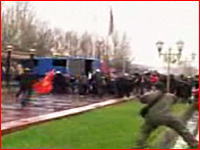 国を倒し大統領を国外へ追い出したキルギスの大暴動の映像