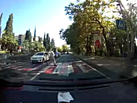 車と人間の玉突き衝突。横断歩道に人がいたから停止したら後ろからどーん