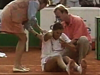 モニカ・セレシュ選手がテニスの試合中に暴漢に刺されてしまう事件の映像