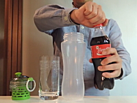 コーラですら一瞬で濾過できるOKO（オコ）ボトルが凄い。黒いのが透明にｗ