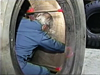 お仕事動画。重量級大型タイヤのパンク修理はこんなに大変。バイアスタイヤ