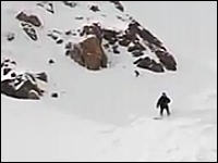 雪崩エアバッグによって雪崩から生還したスノーボーダーのビデオ。画期的