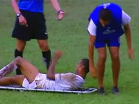 サッカーで負傷した選手が係員がヘボかった為に更に酷い目に遭ってしまうｗ