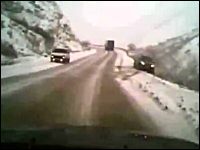 雪の山道でスピンした車が崖下に落ちて行ってしまう・・・。これはどうなった。