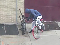 これは酷いｗｗｗレベルの低すぎる自転車ドロボウを撮影したビデオ。ＮＹ市
