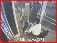 韓国、ブチギレた電動車椅子の男性がエレベーターのドアを破壊して転落