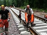 テルミット法。線路のレールを溶接するのはこんなにも大変。お仕事拝見動画