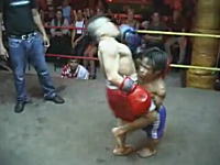タイで行われている小人症の人たちによるキックボクシングの試合。ムエタイ