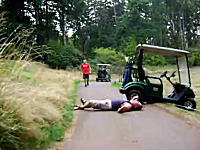 酔っ払いのゴルフカート対決。クラッシュして自分のカートに轢かれる男性ｗ