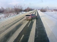 シュールなジコジコ動画。雪道で追い抜いて行った車が滑ってそのままダイブ