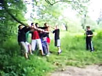 予想外の飛びっぷり　木の弾力を利用してぶっ飛ぶ遊びをする少年たち