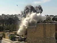 戦争ビデオ。カメラの方に撃たれた砲弾が目の前の建物に直撃する衝撃映像