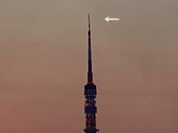 地震で曲がってしまった東京タワーの先っちょを修理している作業員さん動画