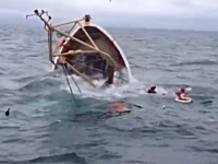 二人の漁師を乗せた漁船が沈没する瞬間。助けに向かった別の漁船が撮影