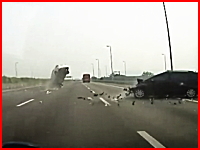 高速で事故った車からドライバーが投げ出される瞬間。恐怖のドラレコ映像。