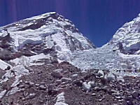 エベレスト登山。日本人が撮影したベースキャンプを襲った雪崩発生の瞬間