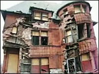 崩れかけの建物で遊んでいたらまさかの崩壊!!男の人どこいった!?