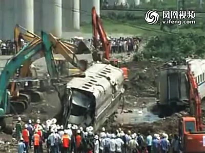 中国の高速鉄道事故現場。撤去作業が大急ぎで進められる。現場検証は？