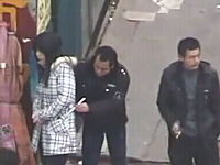 中国。箸を使って他人の財布を抜き取る「箸すり」の大胆な犯行現場の映像