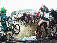 過酷すぎる自転車レース「メガバランチェ2011」の様子。雪、岩、草原、ロード