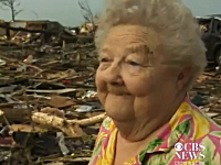 巨大竜巻で自宅を失ったおばあちゃんにインタビューをしていたら瓦礫の下から愛犬が(´；ω；`)