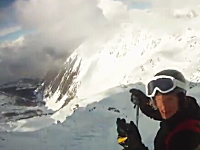 スキーで雪崩に巻き込まれ生き埋めになってしまう映像。掘り出されるまで記録