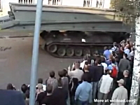 これは酷いおもロシア。軍用車両の重量に石畳が耐えられるハズもなく・・・。