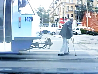 最低人間。松葉杖をついたおじいちゃんを殴り倒すトラムの運転手の映像。