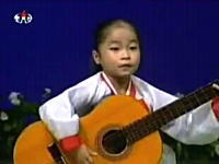 なかなかの迫力。北朝鮮の少女によるギタープレイがジョンイル凄い