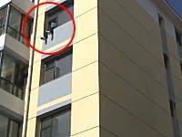 中国。2歳の子供と共に飛び降りようとしている男性を消防士が救出。GJ動画。