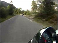 気持よく攻めていたバイクが車と正面衝突する瞬間の映像。2視点あり