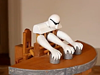 木工職人が作ったテーブルマジックをする奇妙なからくり人形。カップ＆ボール