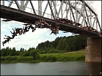 なにこれ危ねえ！135人で同時に橋の上からバンジージャンプ。おそロシア