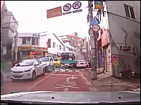 韓国。制御不能のバスが凄い勢いで前方から迫ってくる衝撃のドラレコ映像。